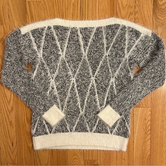 Leo & Sage Crewneck Fuzzy Sweater Super Soft Gray Cream Boatneck Womens XS - Picture 4 of 6